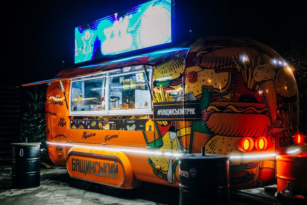 В Киеве открыли еще одну новогоднюю локацию: как сейчас выглядит Арка Дружбы народов 13