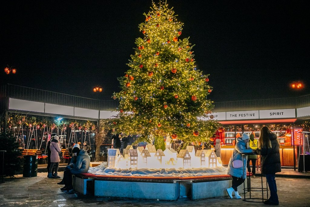 В Киеве открыли еще одну новогоднюю локацию: как сейчас выглядит Арка Дружбы народов 19