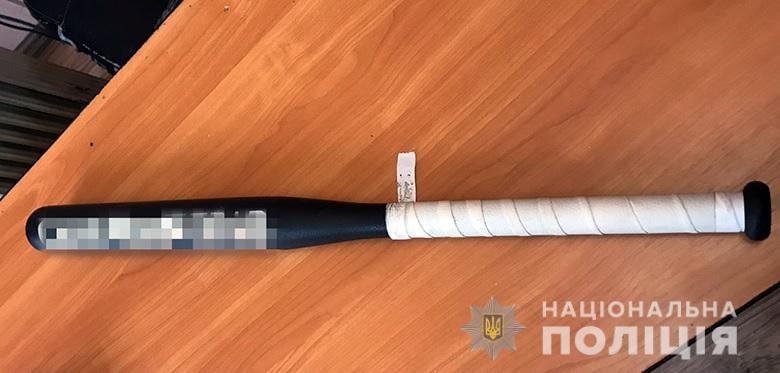 В Киеве мужчина битой избил товарища из-за долга 1