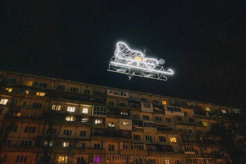 В небе над Киевом пролетели новогодние санки: что это было 3