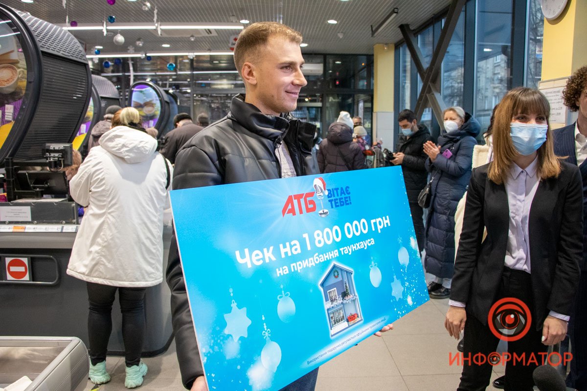 В Киеве победителю акции “АТБ вітає тебе!”вручили сертификат 1 800 000 гривен 1