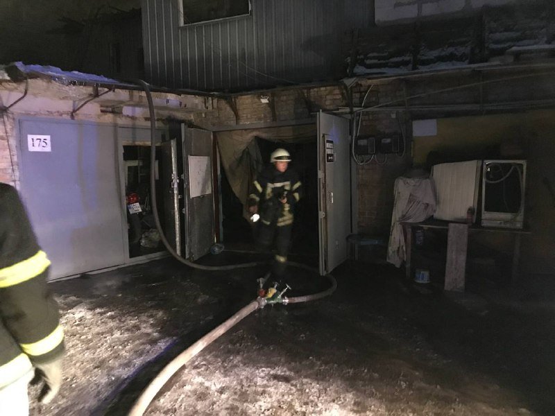 В Киеве ночью горели гаражи с пристройкой 1