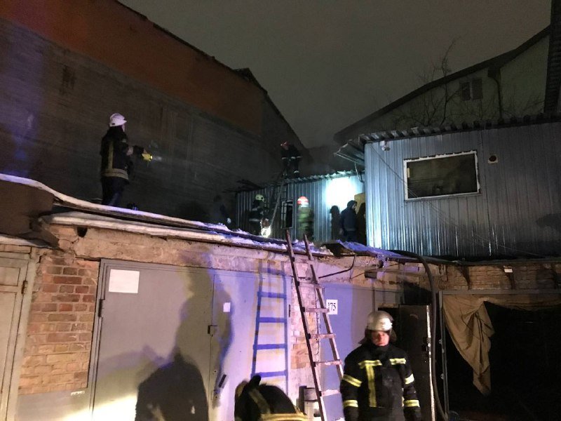 В Киеве ночью горели гаражи с пристройкой 3
