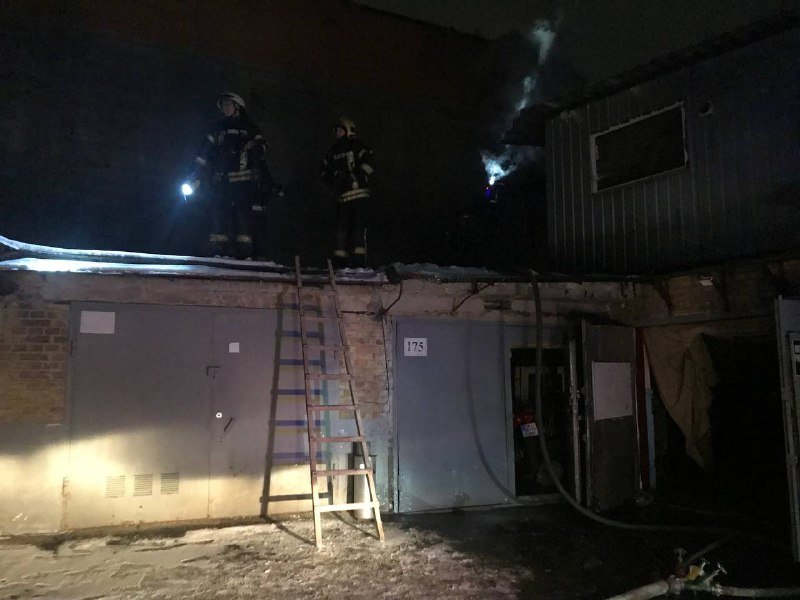В Киеве ночью горели гаражи с пристройкой 4