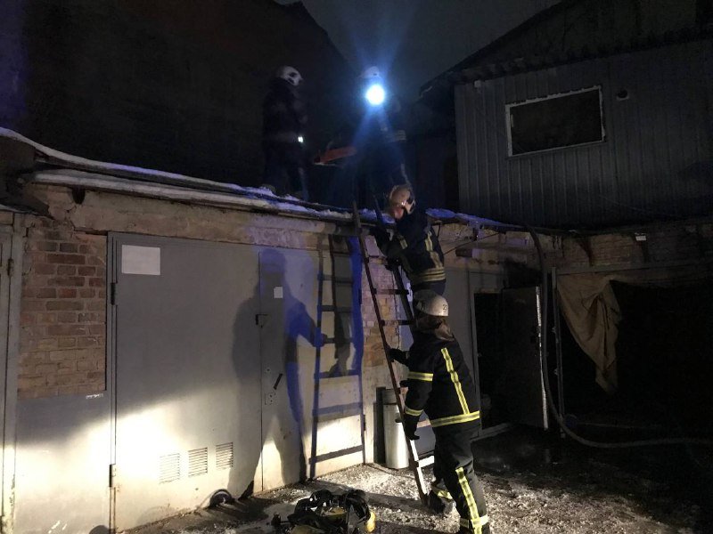 В Киеве ночью горели гаражи с пристройкой 5