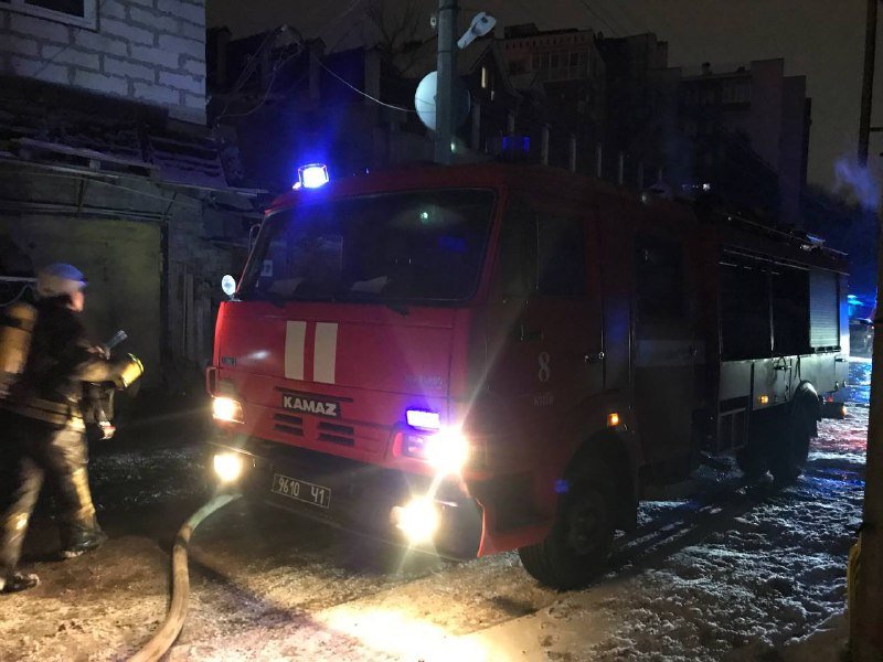 В Киеве ночью горели гаражи с пристройкой 6
