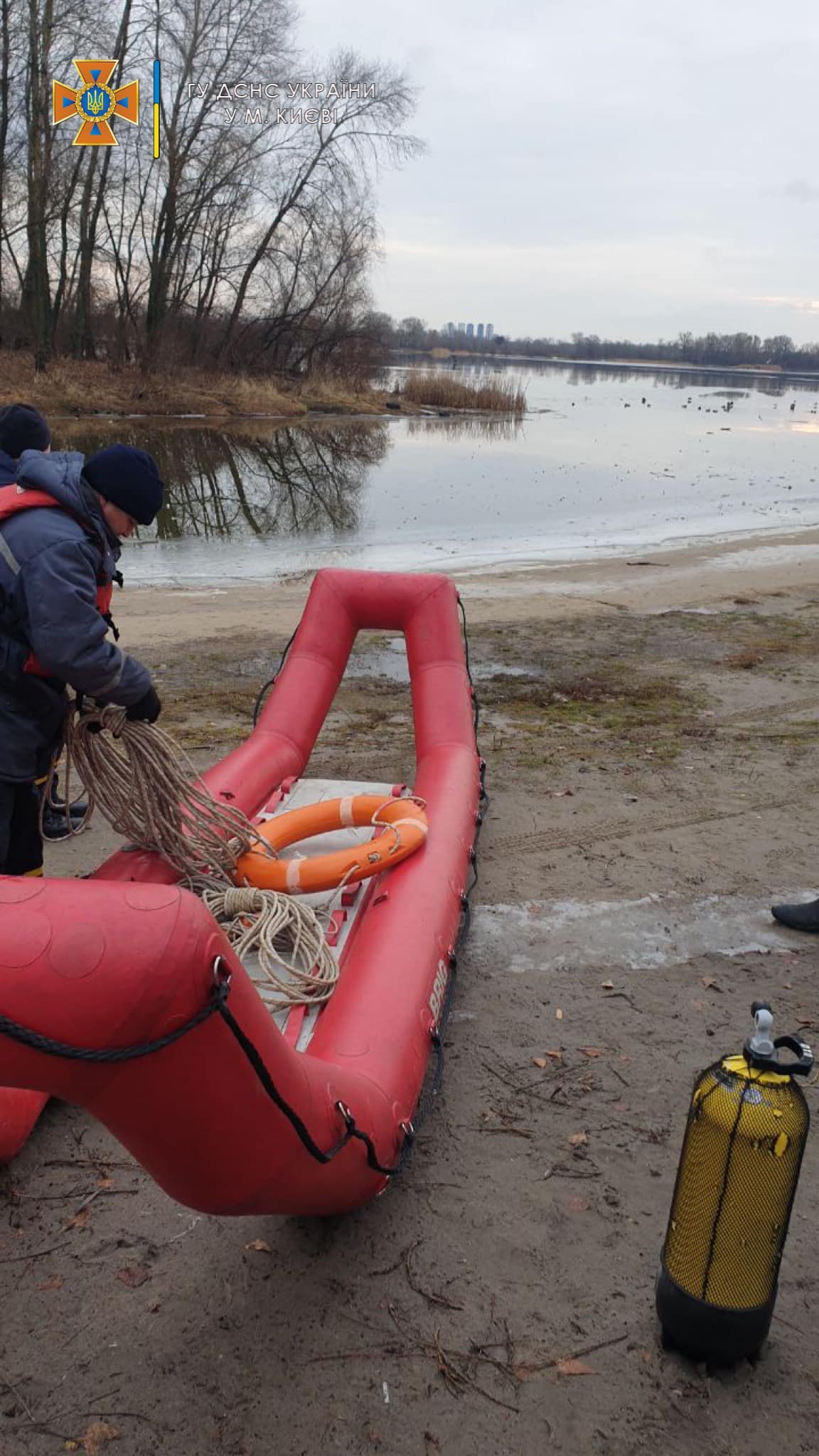 В Киеве рыбак оказался на отколовшейся льдине посреди Днепра 1