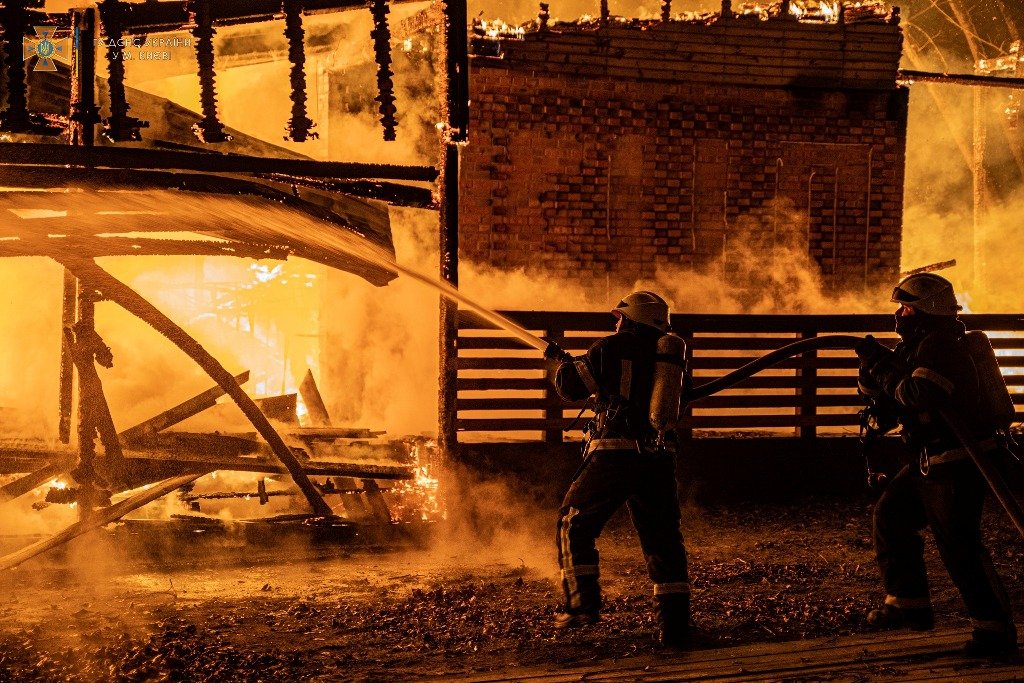 Масштабный пожар на Трухановом острове в Киеве: горит ЮБК. Видео 1