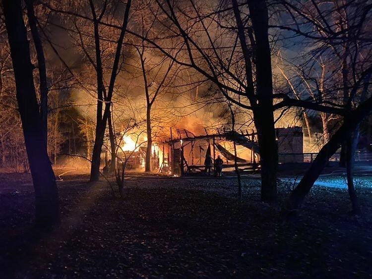 Масштабный пожар на Трухановом острове в Киеве: горит ЮБК. Видео 4
