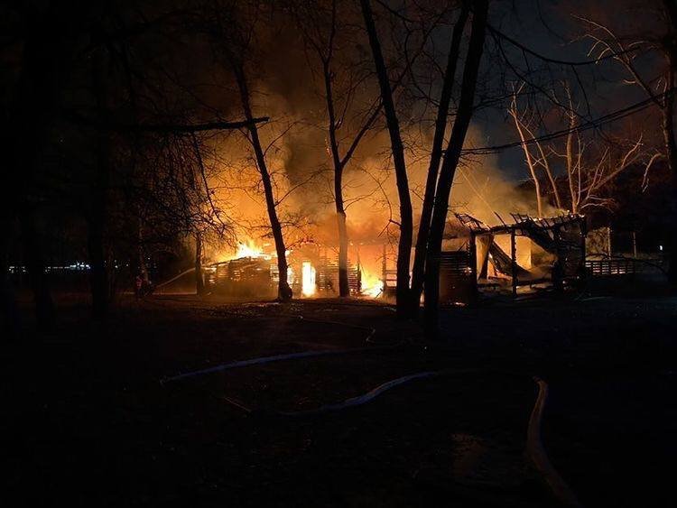 Масштабный пожар на Трухановом острове в Киеве: горит ЮБК. Видео 5