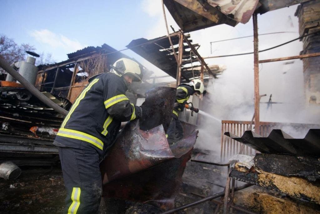 В Киеве горел яхт-клуб 1