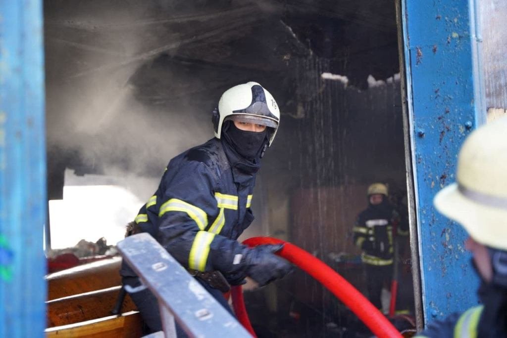 В Киеве горел яхт-клуб 5