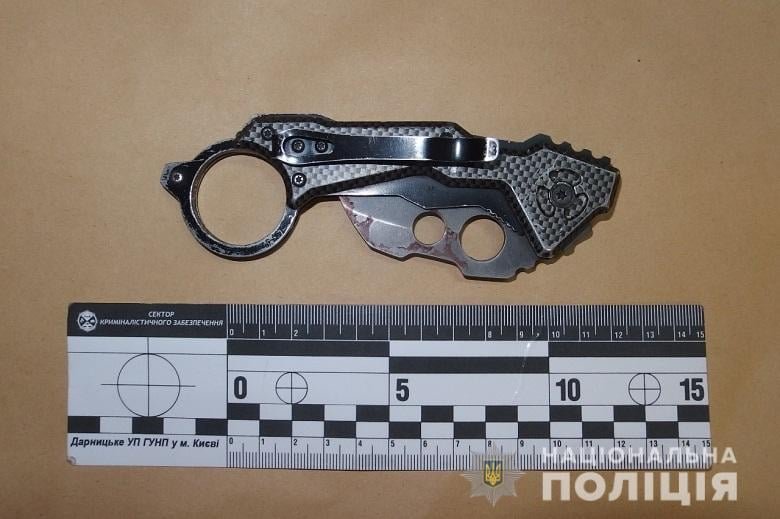 В Киеве несовершеннолетний полоснул ножом по шее бездомного 3