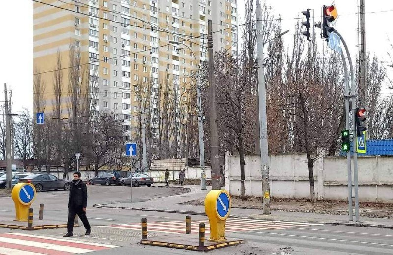 В Киеве в Голосеевском районе новая схема движения: где установили новые светофоры и дорожные знаки 1