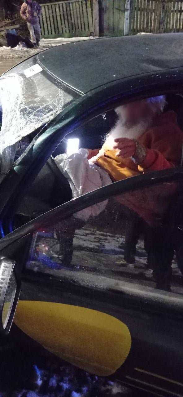 Под Киевом грузовик сбил Деда Мороза: мужчину зажало в автомобиле 1