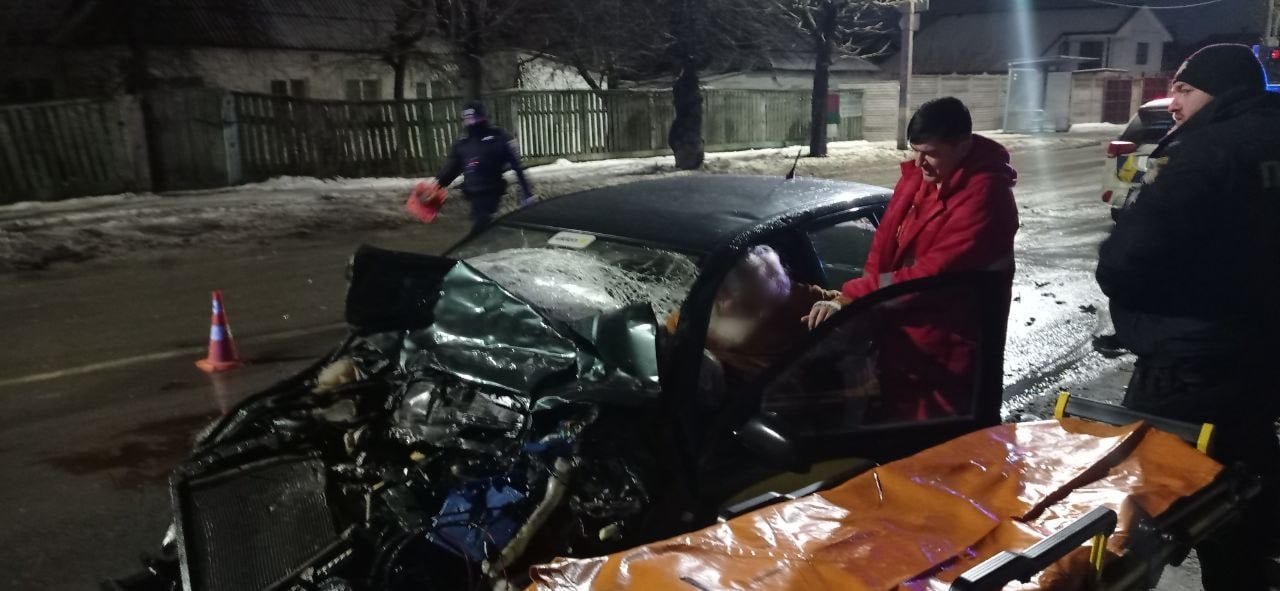 Под Киевом грузовик сбил Деда Мороза: мужчину зажало в автомобиле 2