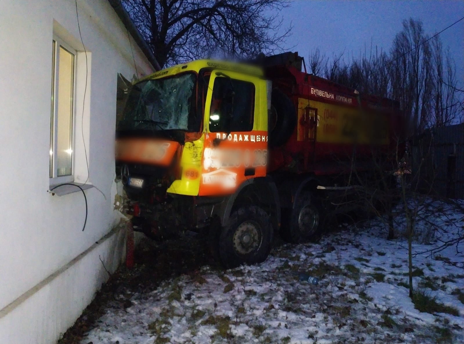 Под Киевом грузовик сбил Деда Мороза: мужчину зажало в автомобиле 3