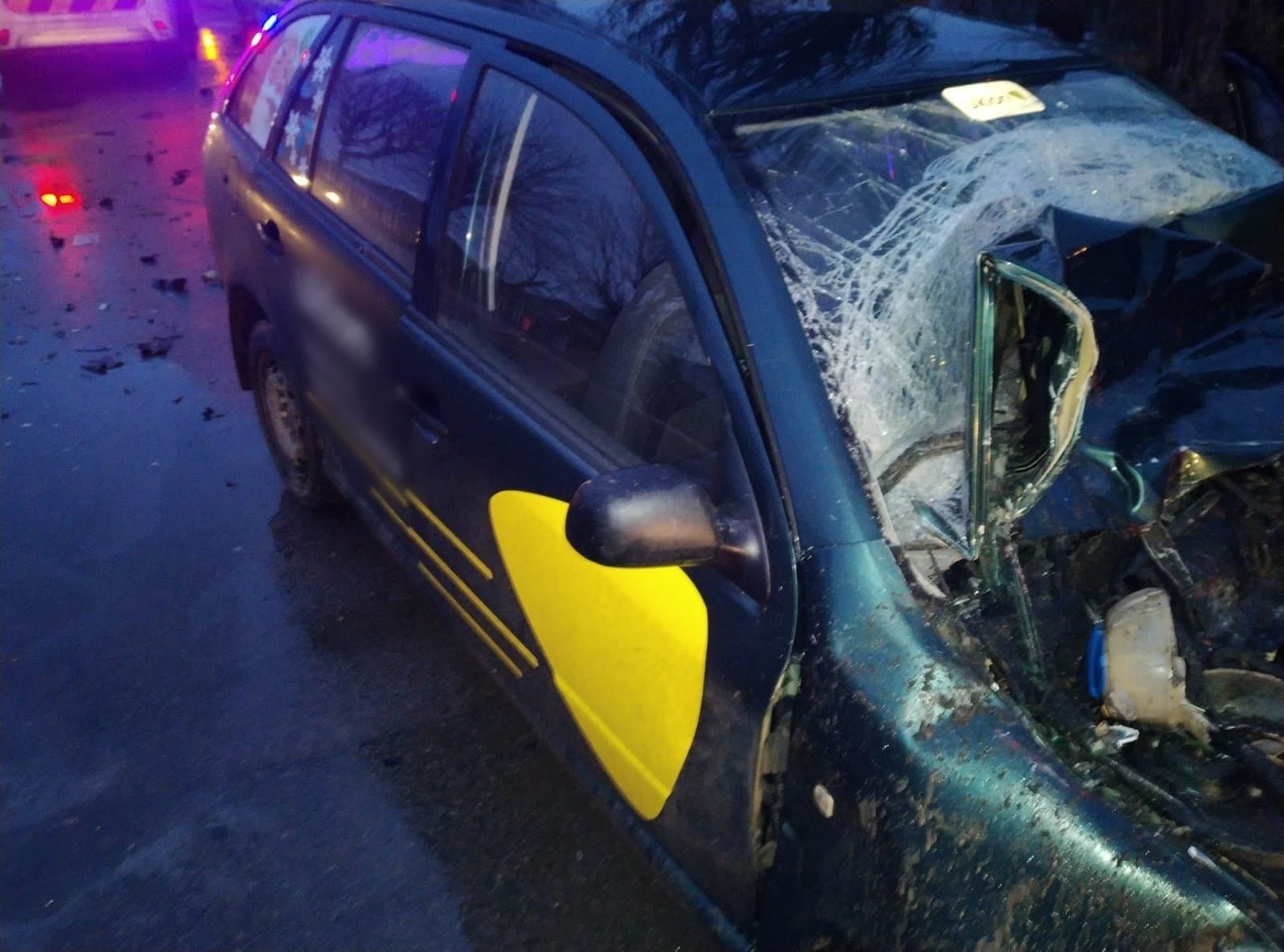 Под Киевом грузовик сбил Деда Мороза: мужчину зажало в автомобиле 4