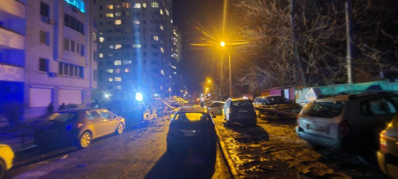 В Киеве упавшие дерево и электроопоры разбили четыре авто: в одной из машин были люди 3