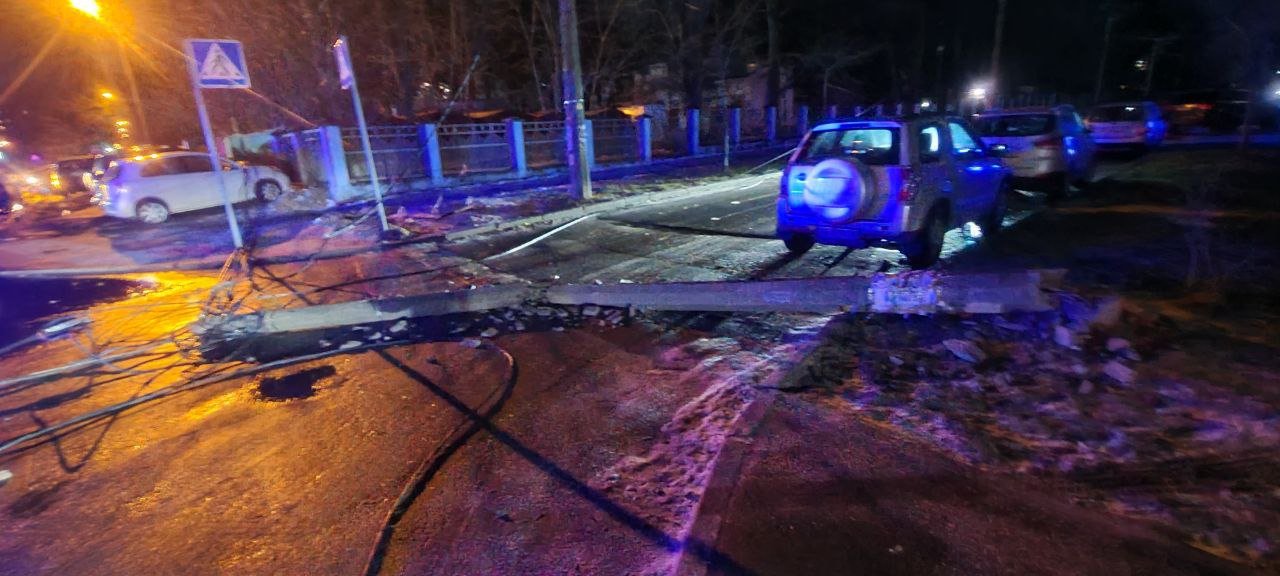 В Киеве упавшие дерево и электроопоры разбили четыре авто: в одной из машин были люди 4