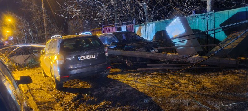В Киеве упавшие дерево и электроопоры разбили четыре авто: в одной из машин были люди 6