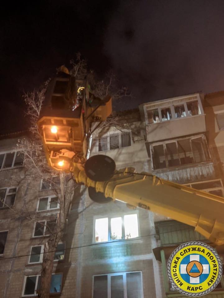 В Киеве сильный ветер валит столбы и деревья: в раздавленном автомобиле погиб водитель 12