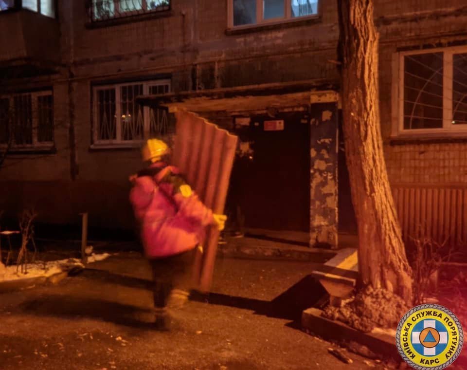 В Киеве сильный ветер валит столбы и деревья: в раздавленном автомобиле погиб водитель 13