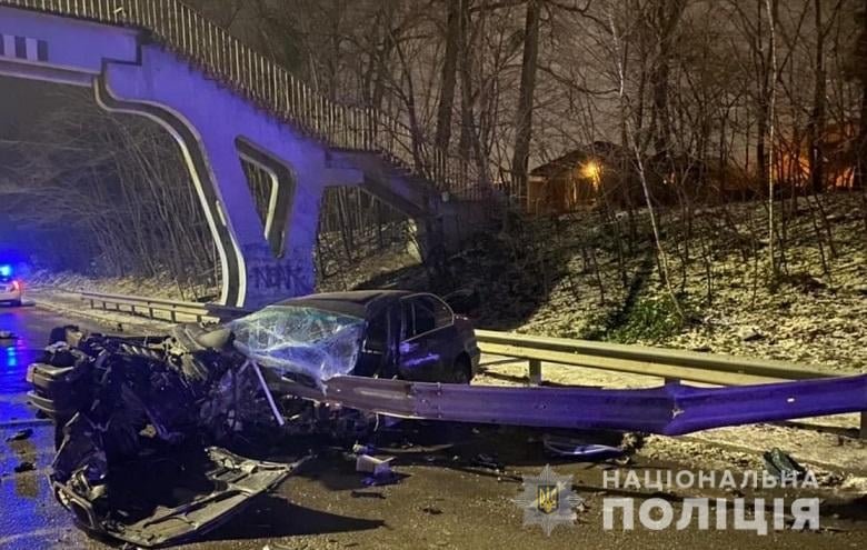 В Киеве на Окружной отбойник насквозь прошил BMW: водитель погиб на месте, пассажиров увезла скорая 1