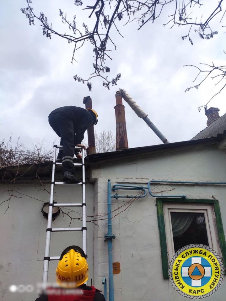 Слетевшая кровля, упавшие деревья и столбы, раздавленные люди: список последствий бушующего ветра в Киеве 1