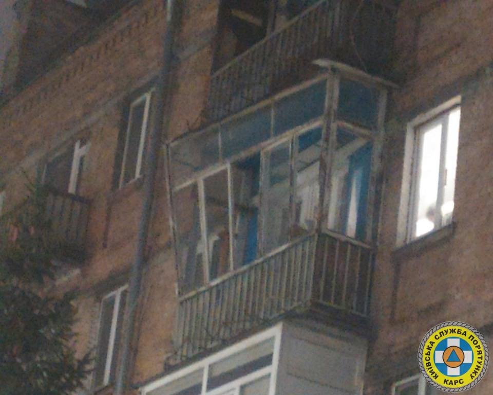 Слетевшая кровля, упавшие деревья и столбы, раздавленные люди: список последствий бушующего ветра в Киеве 2