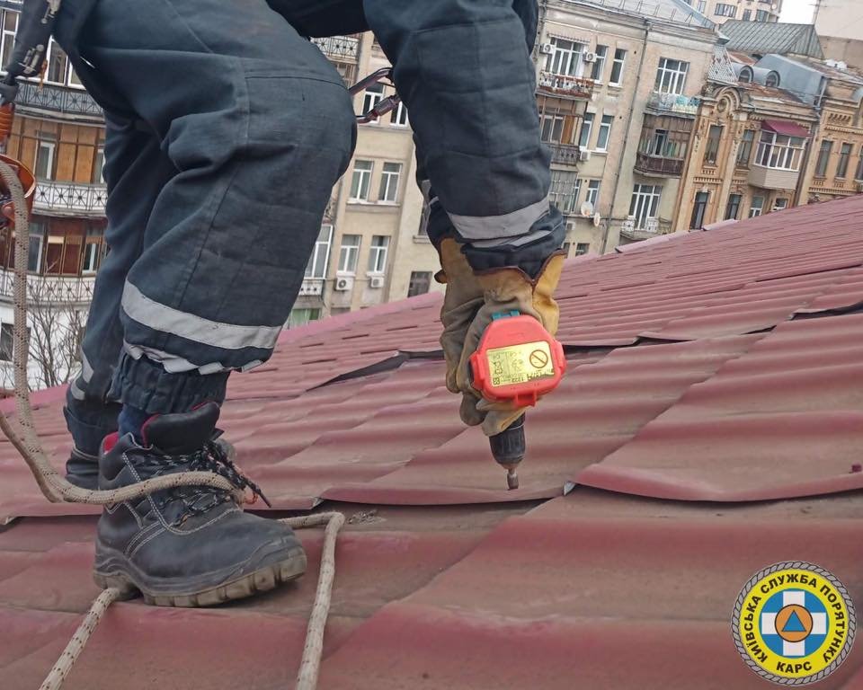 Слетевшая кровля, упавшие деревья и столбы, раздавленные люди: список последствий бушующего ветра в Киеве 4