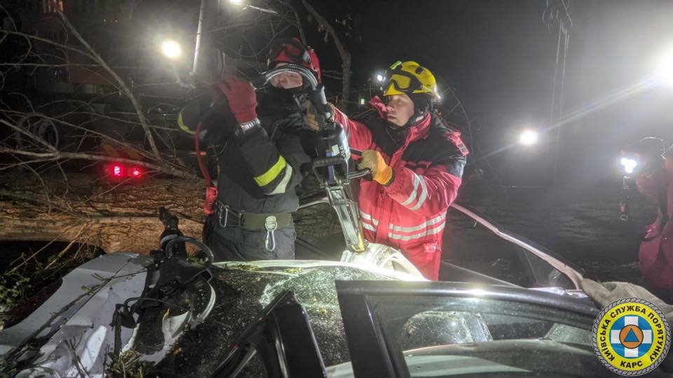 Слетевшая кровля, упавшие деревья и столбы, раздавленные люди: список последствий бушующего ветра в Киеве 5