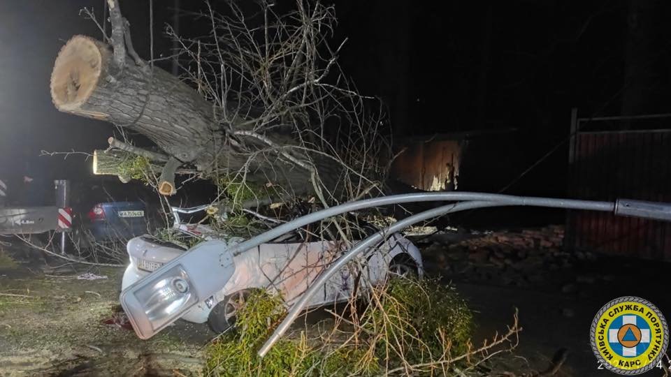 Слетевшая кровля, упавшие деревья и столбы, раздавленные люди: список последствий бушующего ветра в Киеве 6