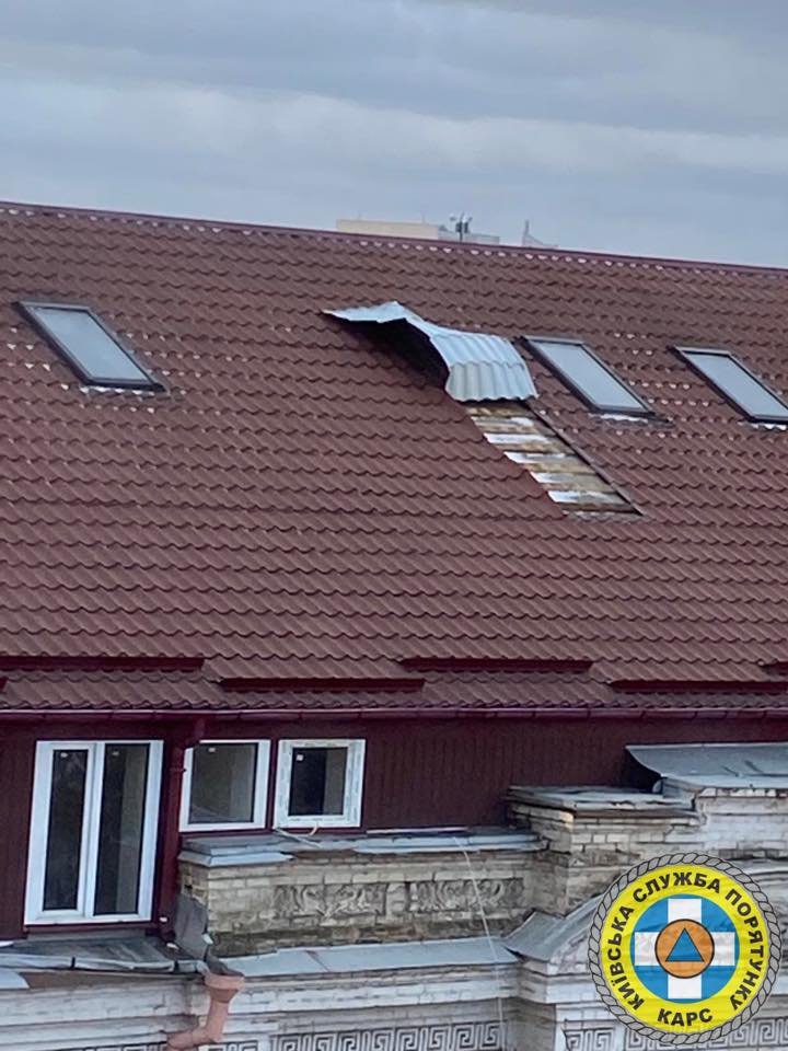 Слетевшая кровля, упавшие деревья и столбы, раздавленные люди: список последствий бушующего ветра в Киеве 7