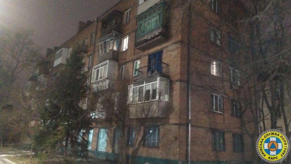 Слетевшая кровля, упавшие деревья и столбы, раздавленные люди: список последствий бушующего ветра в Киеве 9