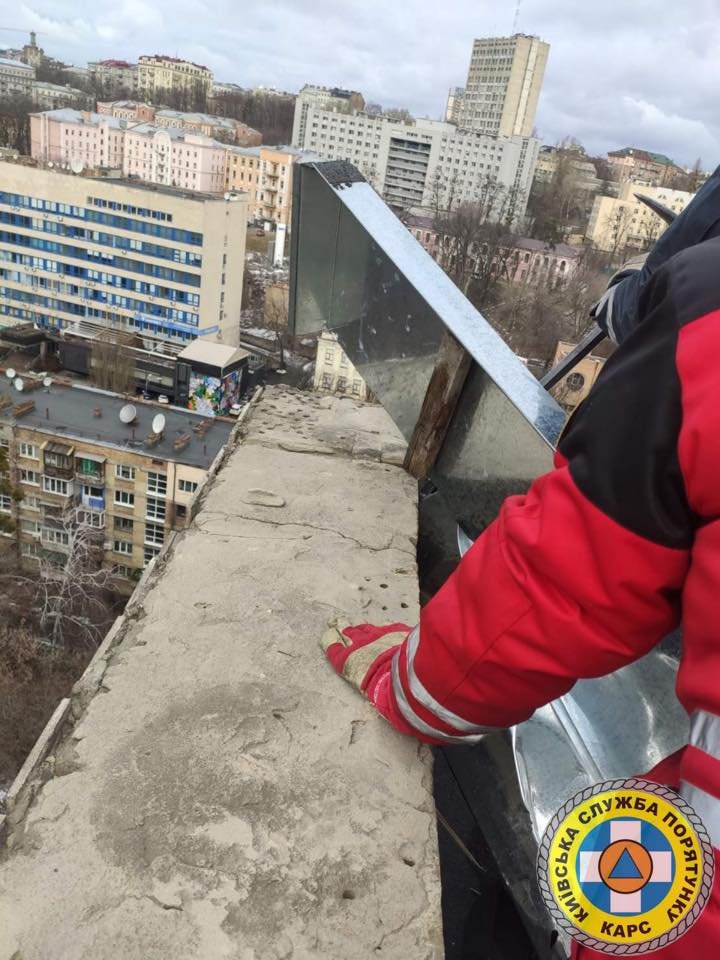 Слетевшая кровля, упавшие деревья и столбы, раздавленные люди: список последствий бушующего ветра в Киеве 10