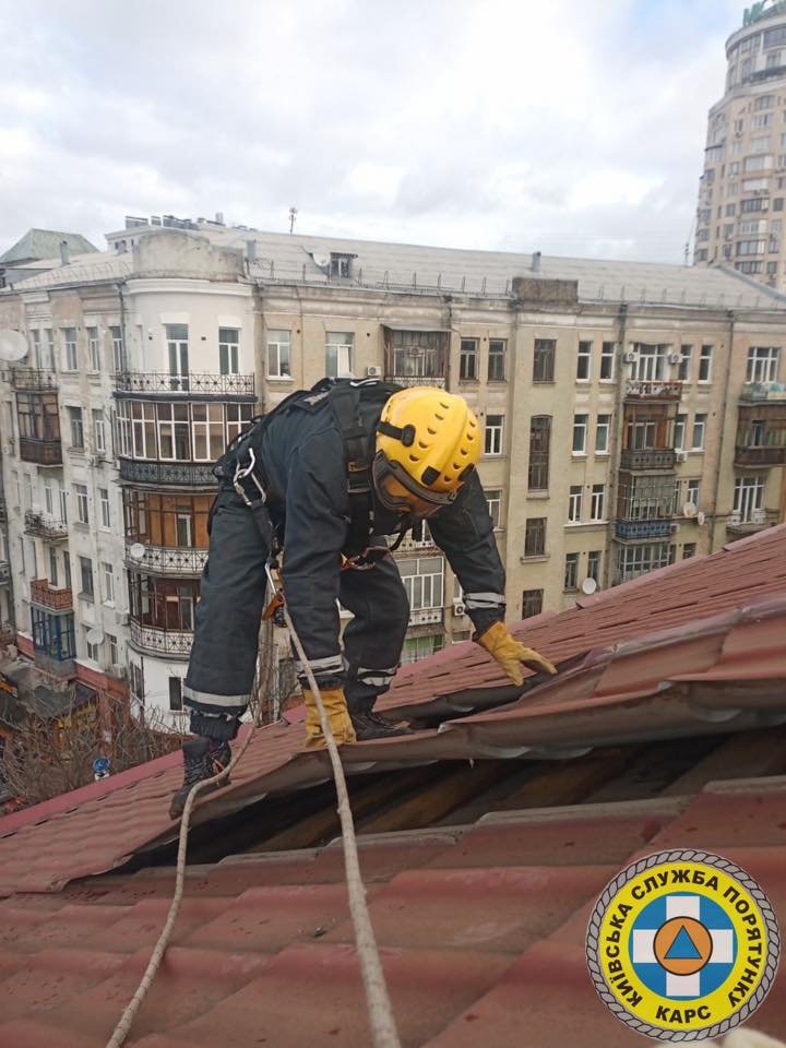 Слетевшая кровля, упавшие деревья и столбы, раздавленные люди: список последствий бушующего ветра в Киеве 11