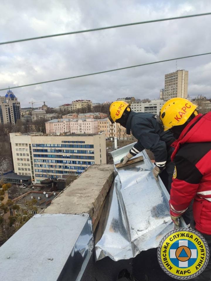 Слетевшая кровля, упавшие деревья и столбы, раздавленные люди: список последствий бушующего ветра в Киеве 13
