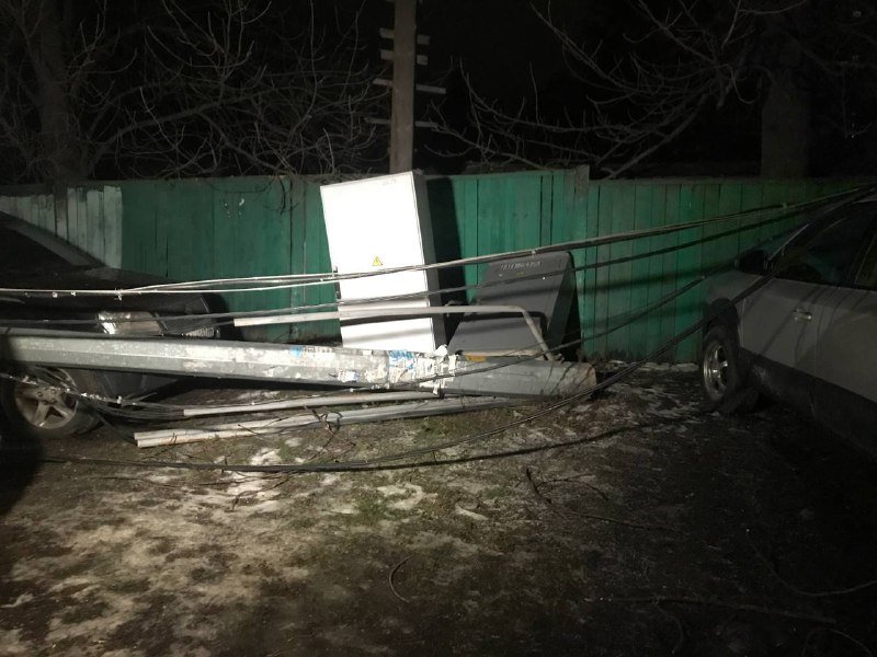 Слетевшая кровля, упавшие деревья и столбы, раздавленные люди: список последствий бушующего ветра в Киеве 17