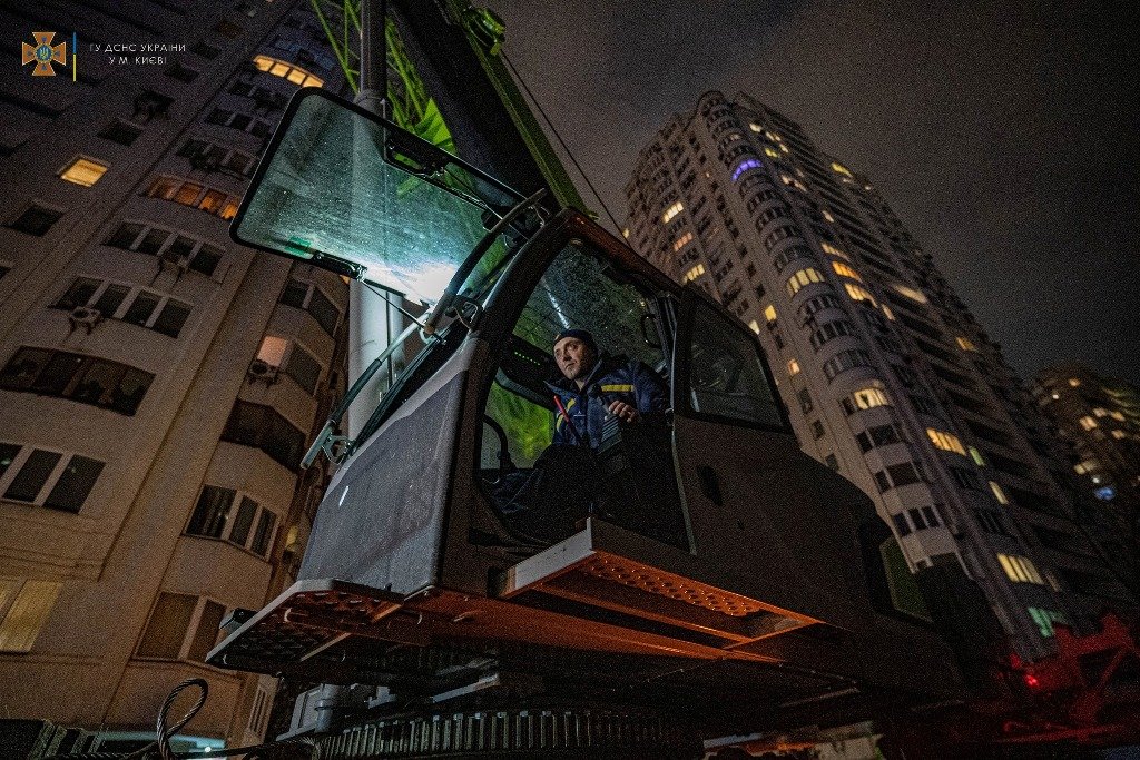 В Киеве упавшее огромное дерево убило водителя Peugeot: чтобы достать тело, спасатели вызывали кран. Фото с места 4