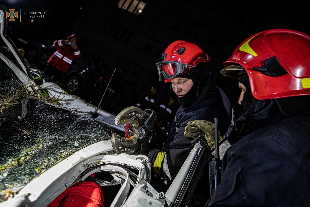 В Киеве упавшее огромное дерево убило водителя Peugeot: чтобы достать тело, спасатели вызывали кран. Фото с места 6