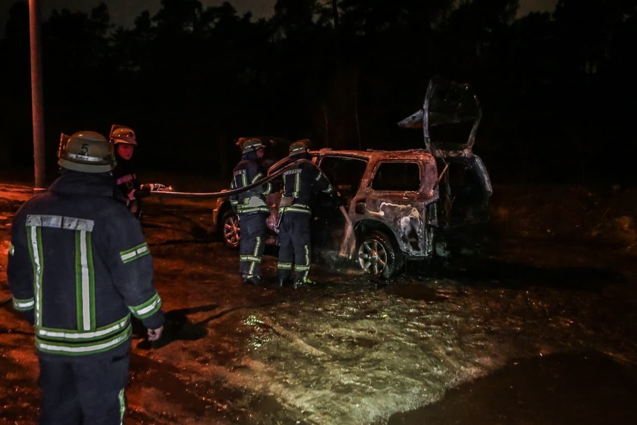 В Киеве на обочине дороги дотла сгорел Infiniti 1