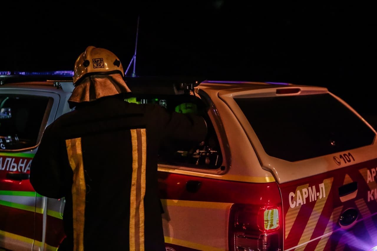 В Киеве на обочине дороги дотла сгорел Infiniti 2