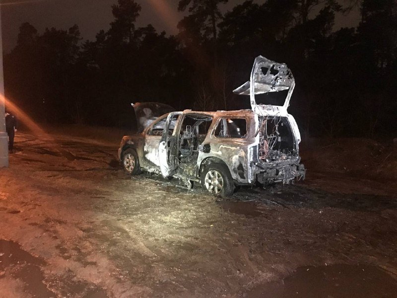 В Киеве на обочине дороги дотла сгорел Infiniti 3