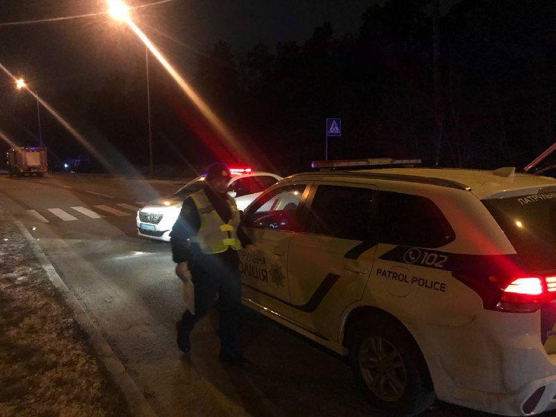 В Киеве на обочине дороги дотла сгорел Infiniti 4