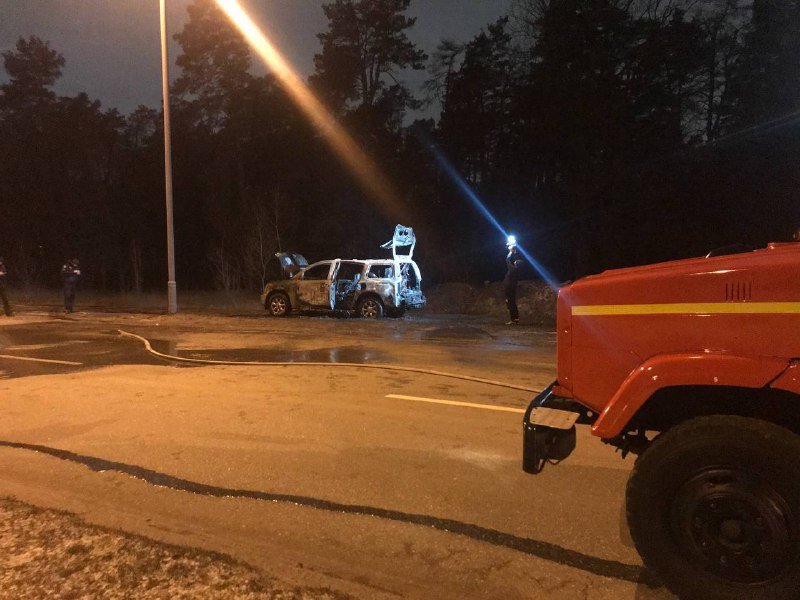 В Киеве на обочине дороги дотла сгорел Infiniti 5