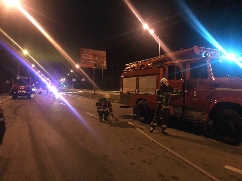 В Киеве на обочине дороги дотла сгорел Infiniti 6