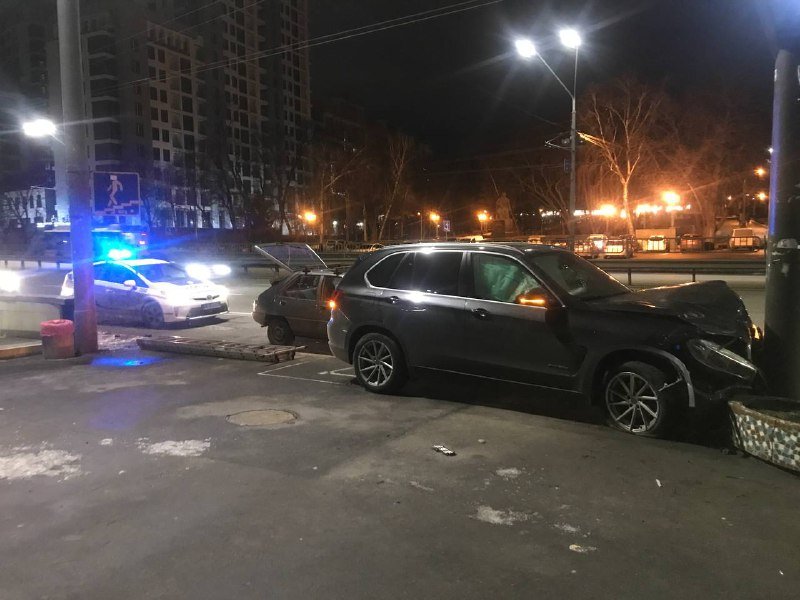 В Киеве внедорожник BMW влетел в ВАЗ и отправил его на обочину: пострадала женщина-пассажир 1