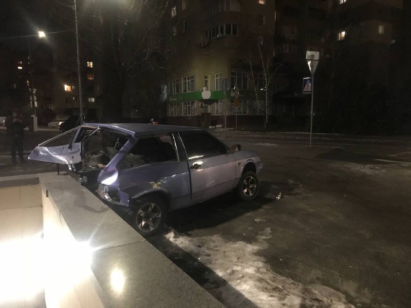 В Киеве внедорожник BMW влетел в ВАЗ и отправил его на обочину: пострадала женщина-пассажир 2