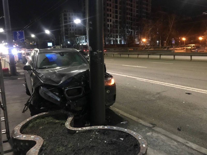 В Киеве внедорожник BMW влетел в ВАЗ и отправил его на обочину: пострадала женщина-пассажир 3